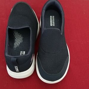 Sketchers air cooled yoga mat shoes